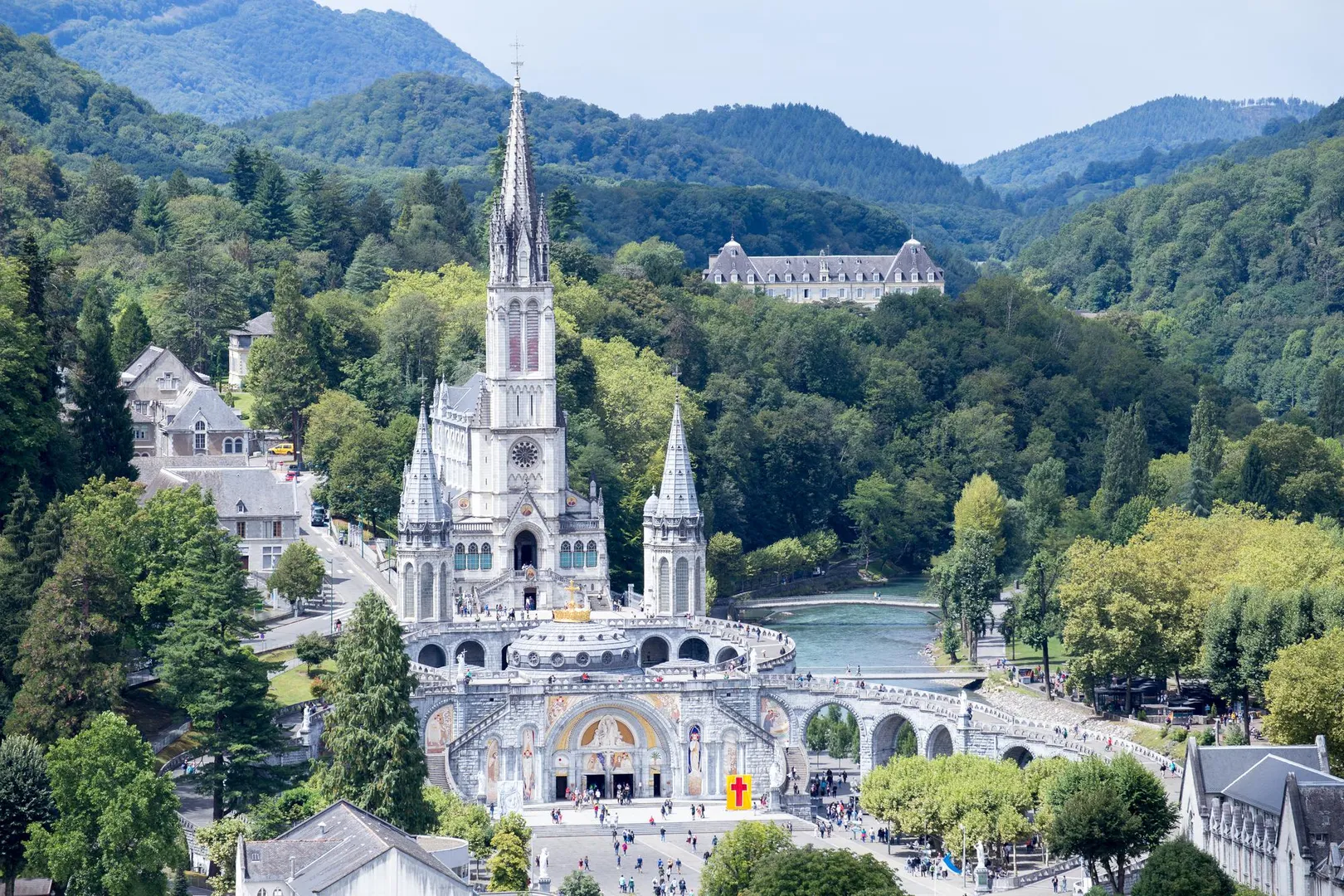 Vue aérienne église de Lourdes 