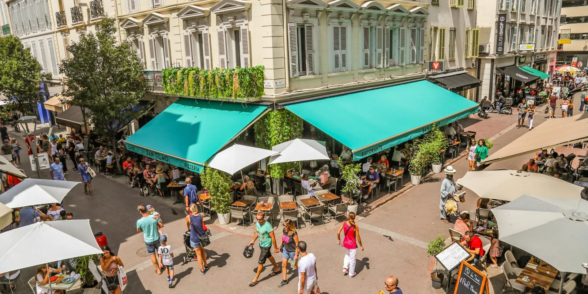 Vue aérienne rue du centre ville de Cannes 