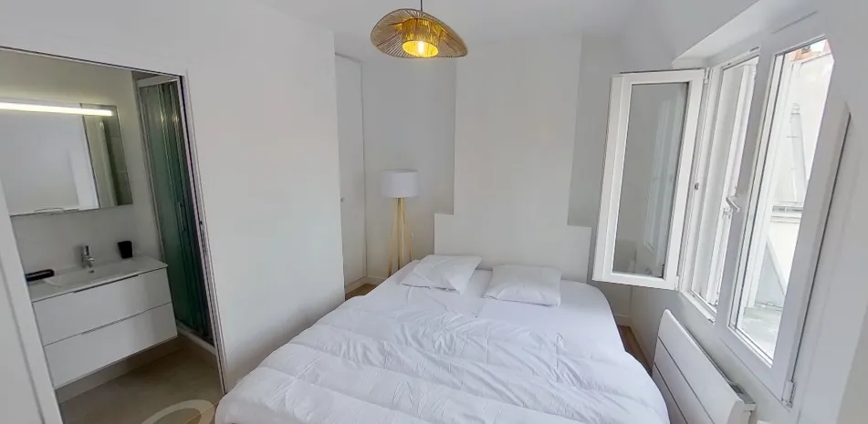 Une image contenant intérieur, mur, décoration d’intérieur, literie

Description générée automatiquement