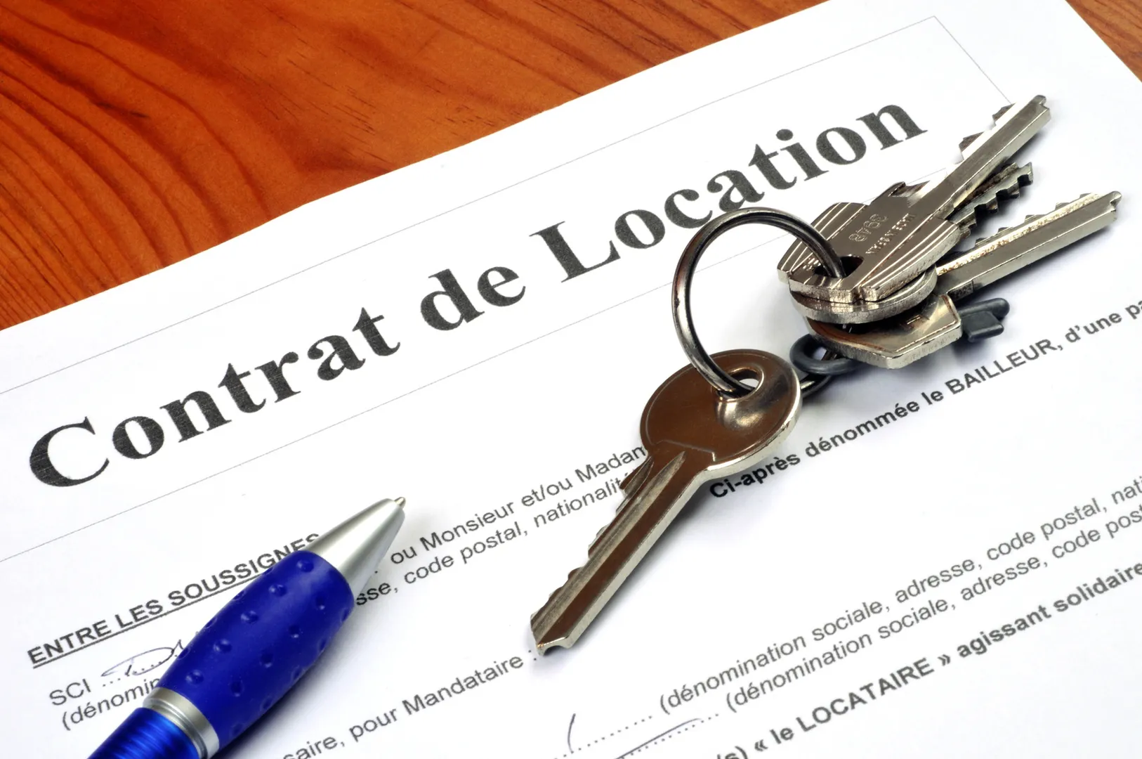 Contrat de location, stylo et clés 
