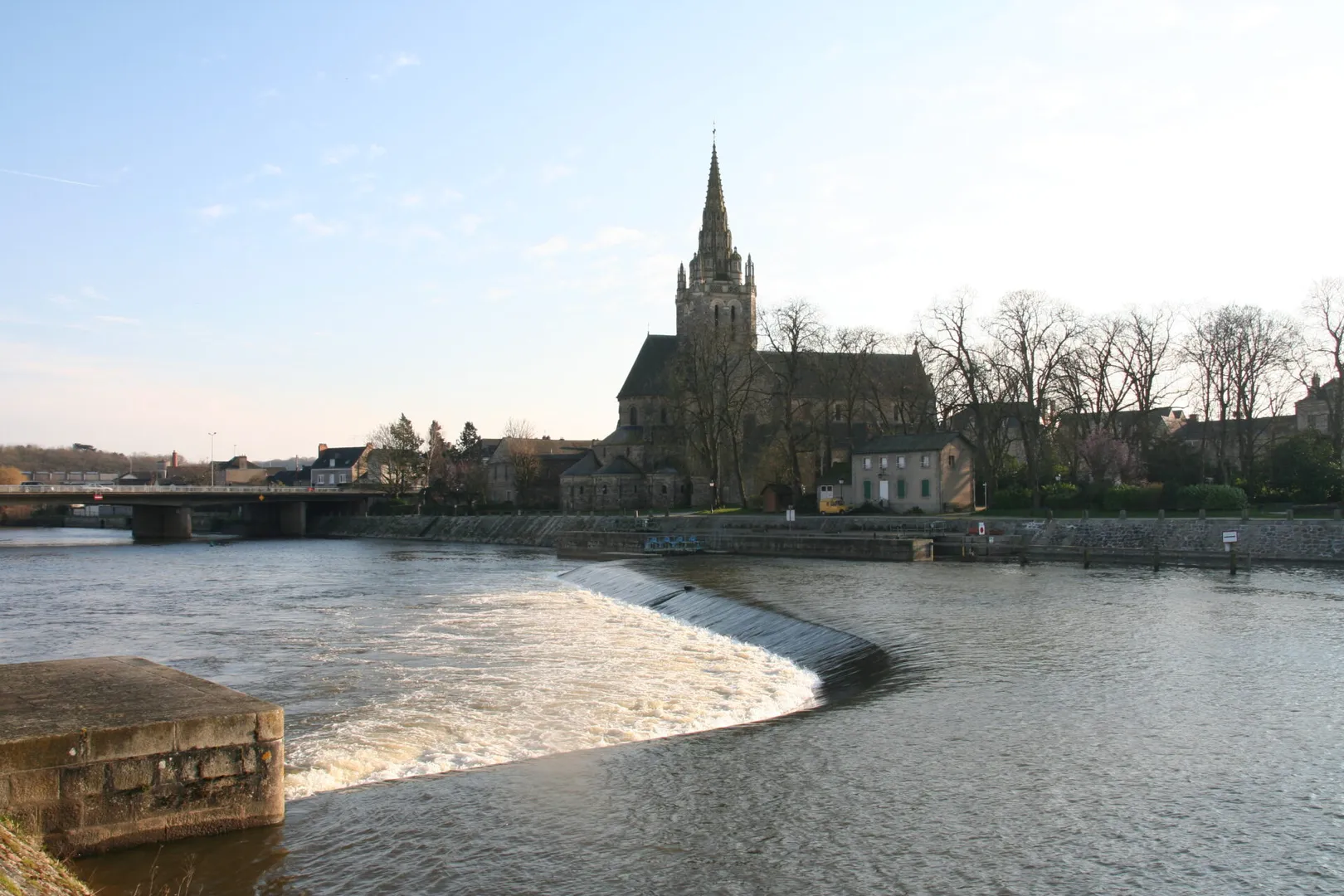 Basilique, quais de la Mayenne Laval