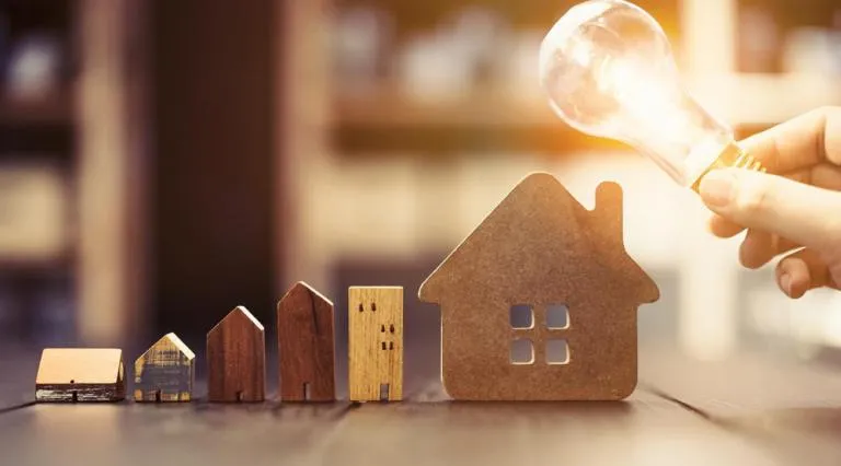 Petite maison en bois avec une ampoule