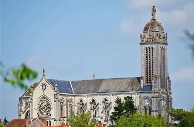Investir dans le quartier Saint-Pierre à Cholet eglise saint pierre Cholet