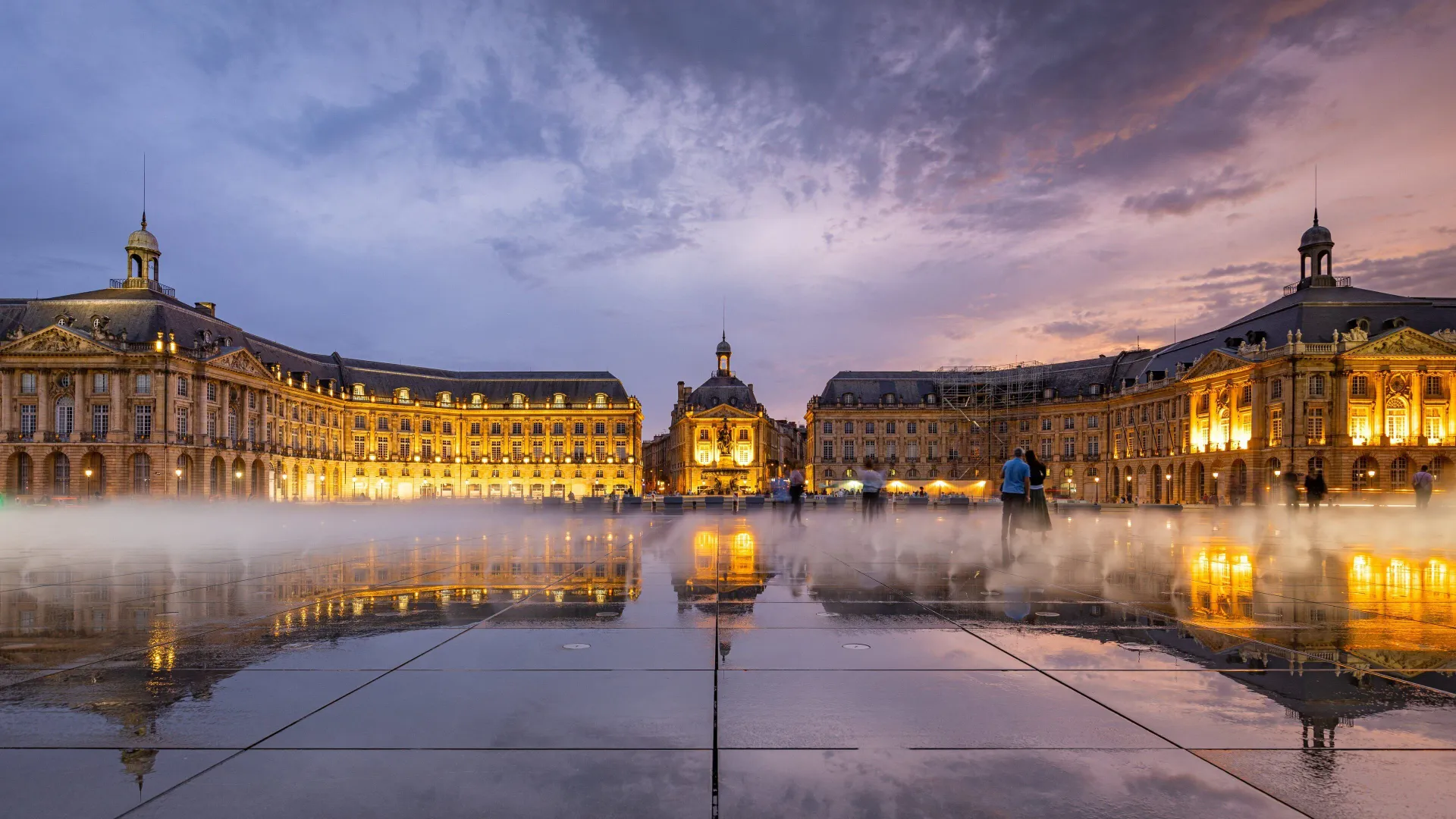 TENSION LOCATIVE EN FRANCE EN 2027 : QUELLES SONT LES MEILLEURES VILLES POUR INVESTIR DANS L’IMMOBILIER ANCIEN ? Grande place de Bordeaux