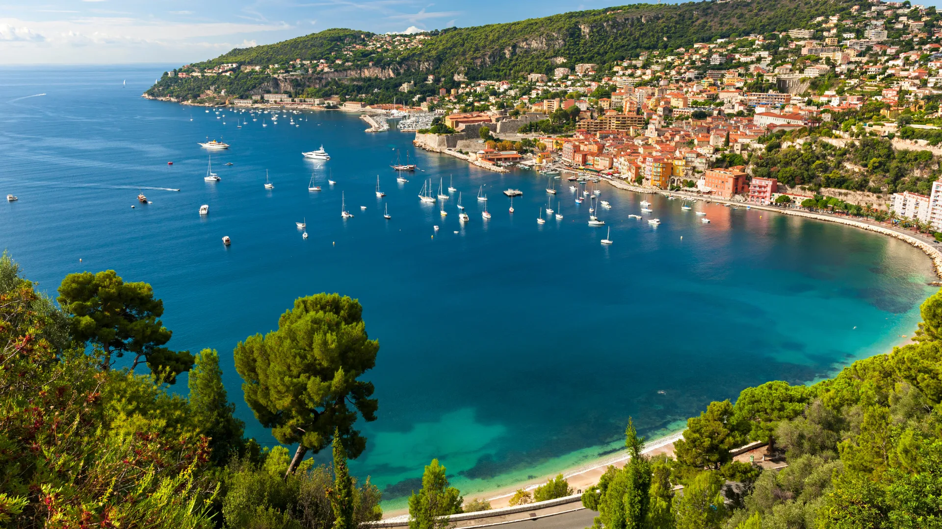 TENSION LOCATIVE EN FRANCE EN 2027 : QUELLES SONT LES MEILLEURES VILLES POUR INVESTIR DANS L’IMMOBILIER ANCIEN ? Vue aérienne mer