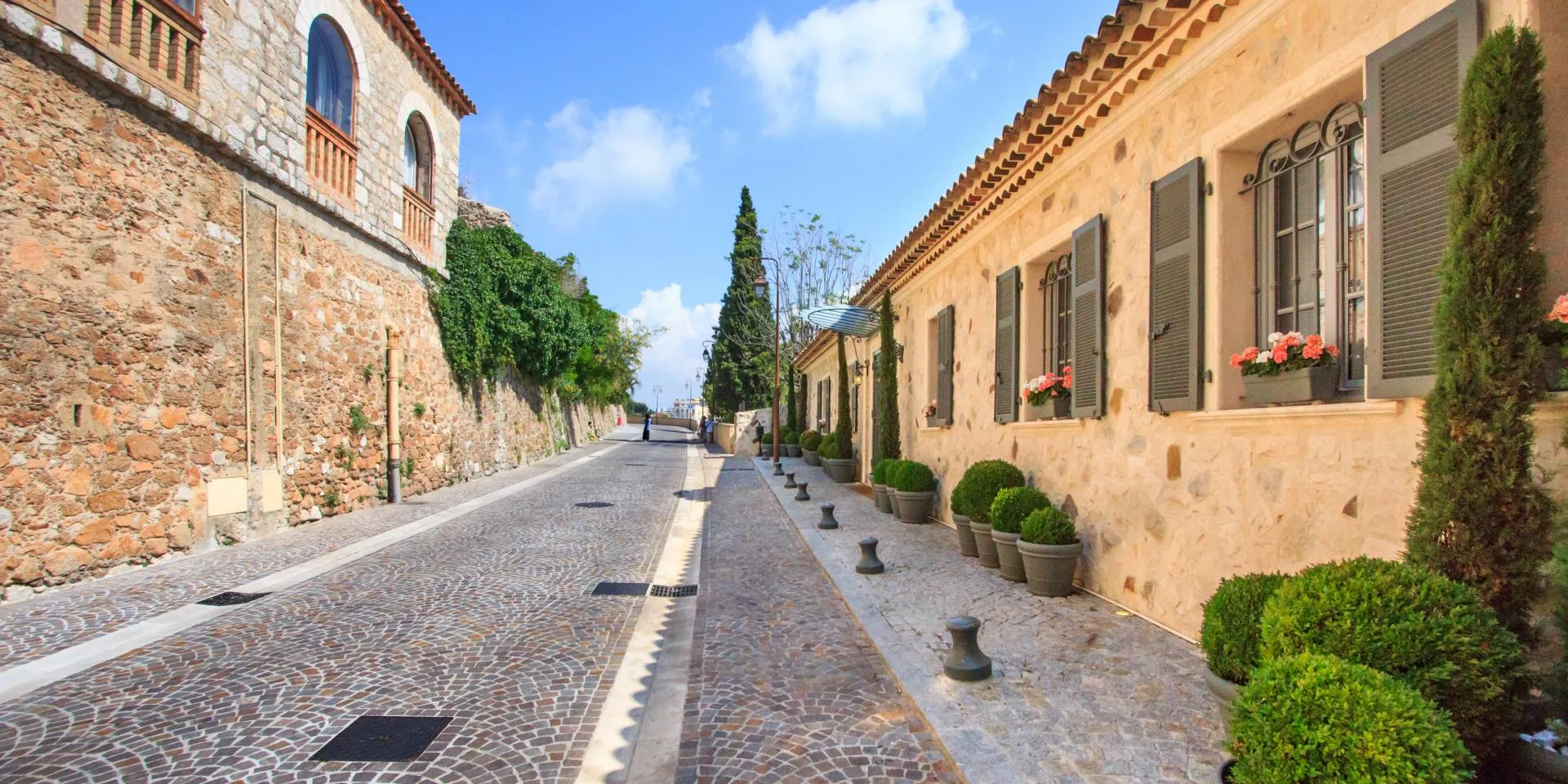 Rue piétonne quartier du Suquet Cannes 