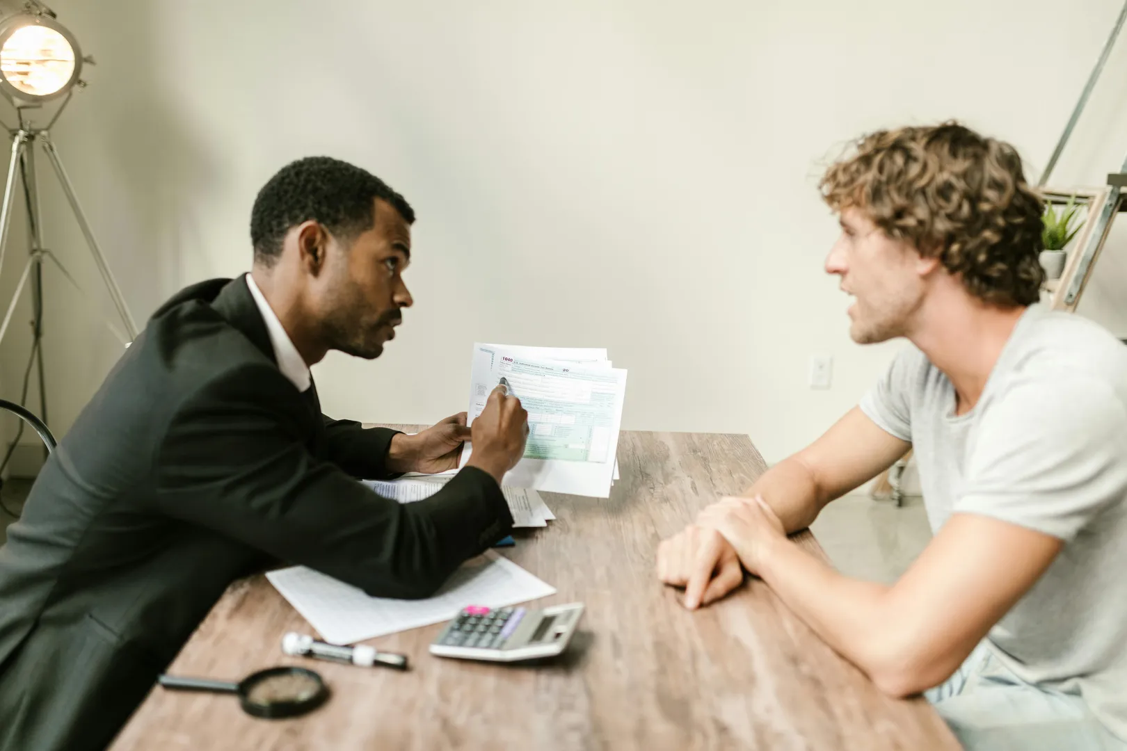 Deux hommes en rendez vous bancaire 