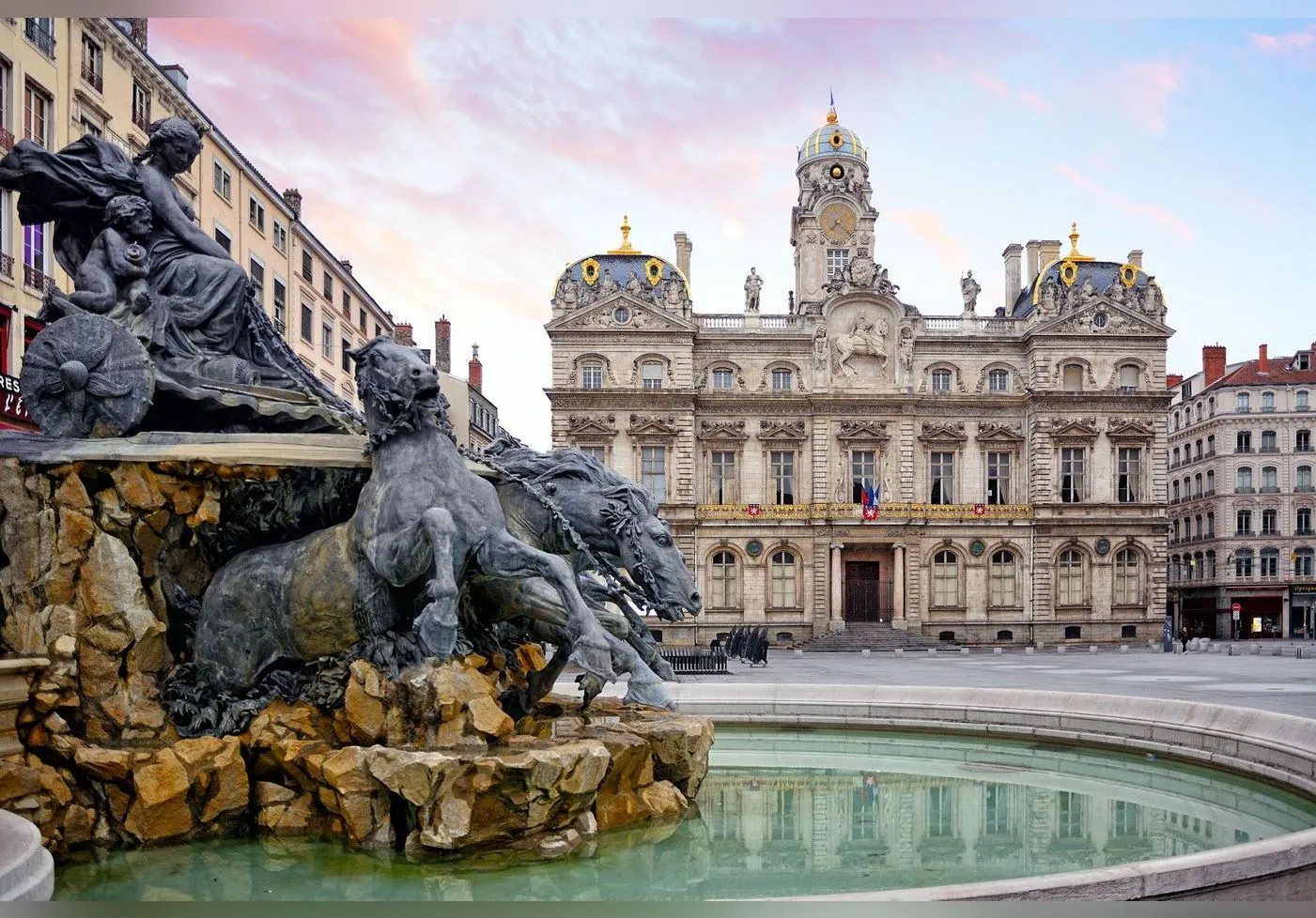 TENSION LOCATIVE EN FRANCE EN 2027 : QUELLES SONT LES MEILLEURES VILLES POUR INVESTIR DANS L’IMMOBILIER ANCIEN ? Hôtel de ville Lyon