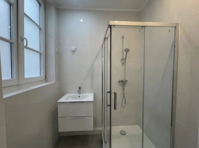 Une image contenant intérieur, mur, Appareil sanitaire, Accessoire de salle de bain

Description générée automatiquement
