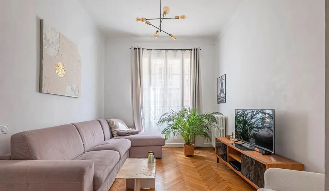 TENSION LOCATIVE EN FRANCE EN 2027 : QUELLES SONT LES MEILLEURES VILLES POUR INVESTIR DANS L’IMMOBILIER ANCIEN ? Salon appartement Nice