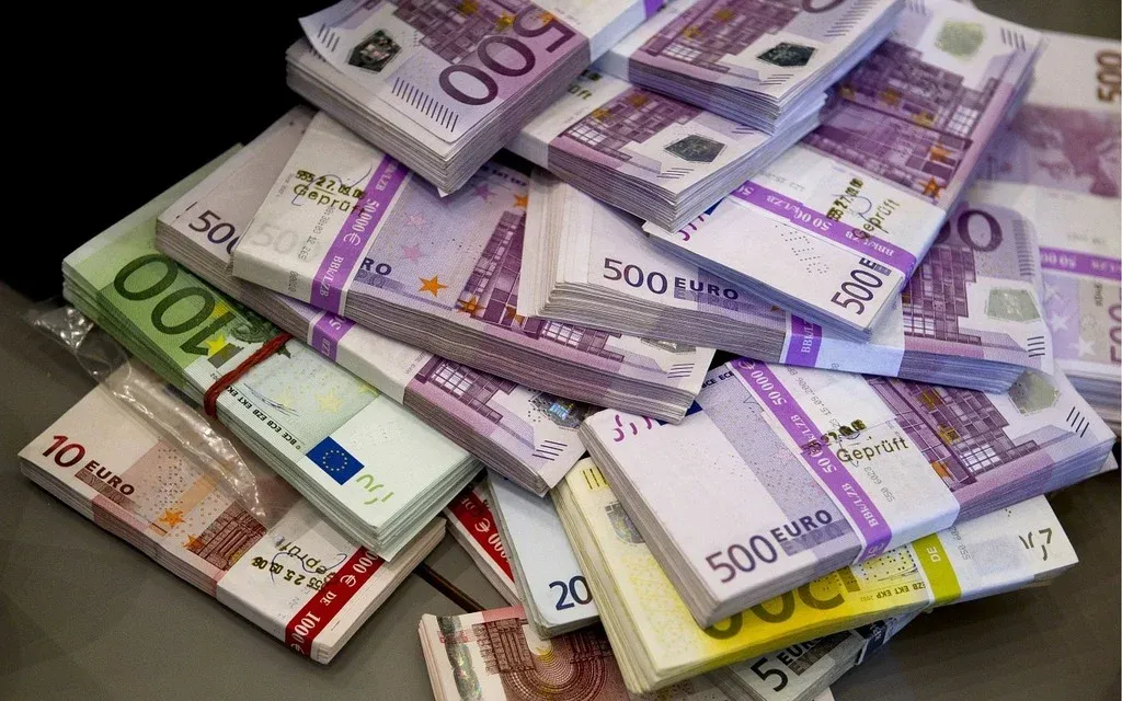 Que faire avec 10 000 € ? Comparatif entre l’immobilier et les autres placements