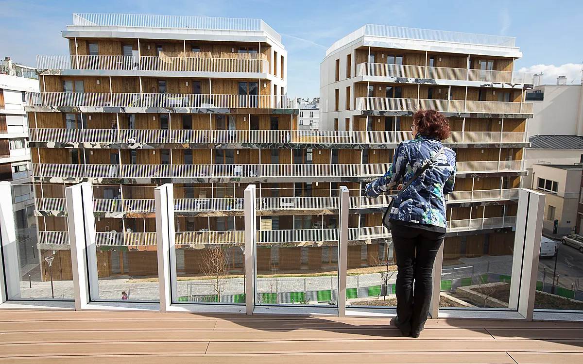 Logement adapté senior en 2026 : un marché immobilier en forte croissance qui attire les investisseurs Logement adapté senior en 2026 : un marché immobilier en plein essor  En 2026, le logement adapté aux seniors devient l’un des segments les plus dynamiques du marché immobilier français. Porté par le vieillissement de la population et la recherche de solutions de maintien à domicile, ce secteur attire de plus en plus d’investisseurs.  Longtemps sous-estimé, ce marché représente aujourd’hui une véritable opportunité patrimoniale et locative.  📍 Qu’est-ce qu’un logement adapté senior ?  Un logement adapté senior est un bien immobilier conçu ou aménagé pour répondre aux besoins des personnes âgées.  Il inclut généralement :  absence de barrières architecturales salles de bain sécurisées ascenseurs ou accès facilité équipements de sécurité proximité des services médicaux et commerces  👉 L’objectif est de favoriser le maintien à domicile.  📊 Pourquoi ce marché explose en 2026 ? Facteur	Impact Vieillissement de la population	forte hausse de la demande Manque d’EHPAD	saturation du système classique Préférence pour le domicile	maintien à domicile privilégié Aides publiques	soutien à l’adaptation des logements  👉 Le nombre de seniors augmente chaque année, créant une demande structurelle durable.  🏙️ Les villes les plus attractives pour ce type d’investissement 🟢 Villes moyennes cadre de vie agréable coût immobilier accessible forte population senior  👉 exemple : Angers, Limoges, Le Havre  🟡 Littoral forte attractivité retraite qualité de vie élevée  👉 exemple : Nice, Toulon, La Rochelle  🔵 Grandes métropoles services médicaux développés forte demande locative senior  👉 exemple : Lyon, Bordeaux, Toulouse  📈 Rentabilité du logement senior Type de bien	Rendement moyen Appartement adapté	4 % à 6 % Résidence senior	3 % à 5 % Colocation senior	5 % à 7 %  👉 La stabilité locative est souvent supérieure à la moyenne.  🧠 Pourquoi les investisseurs s’y intéressent ? ✔ Demande stable et croissante  👉 effet démographique structurel  ✔ Faible vacance locative  👉 les seniors restent longtemps dans les logements  ✔ Risque locatif réduit  👉 profils solvables et stables  ✔ Valorisation du bien  👉 adaptation du logement = hausse de valeur  ⚠️ Les limites du marché senior 1. Adaptation parfois coûteuse  👉 travaux spécifiques nécessaires  2. Rentabilité parfois plus faible que le locatif classique  👉 priorité à la stabilité  3. Localisation essentielle  👉 proximité des services indispensable  🧠 Stratégies d’investissement en 2026 1. Acheter dans l’ancien et adapter rénovation ciblée optimisation accessibilité 2. Investir dans les villes à forte population senior  👉 demande structurelle forte  3. Privilégier la location meublée adaptée  👉 LMNP senior possible dans certains cas  📌 Conclusion  Le logement adapté senior en 2026 s’impose comme un marché immobilier structuré, porté par des tendances démographiques lourdes et durables.  Il offre une combinaison in
