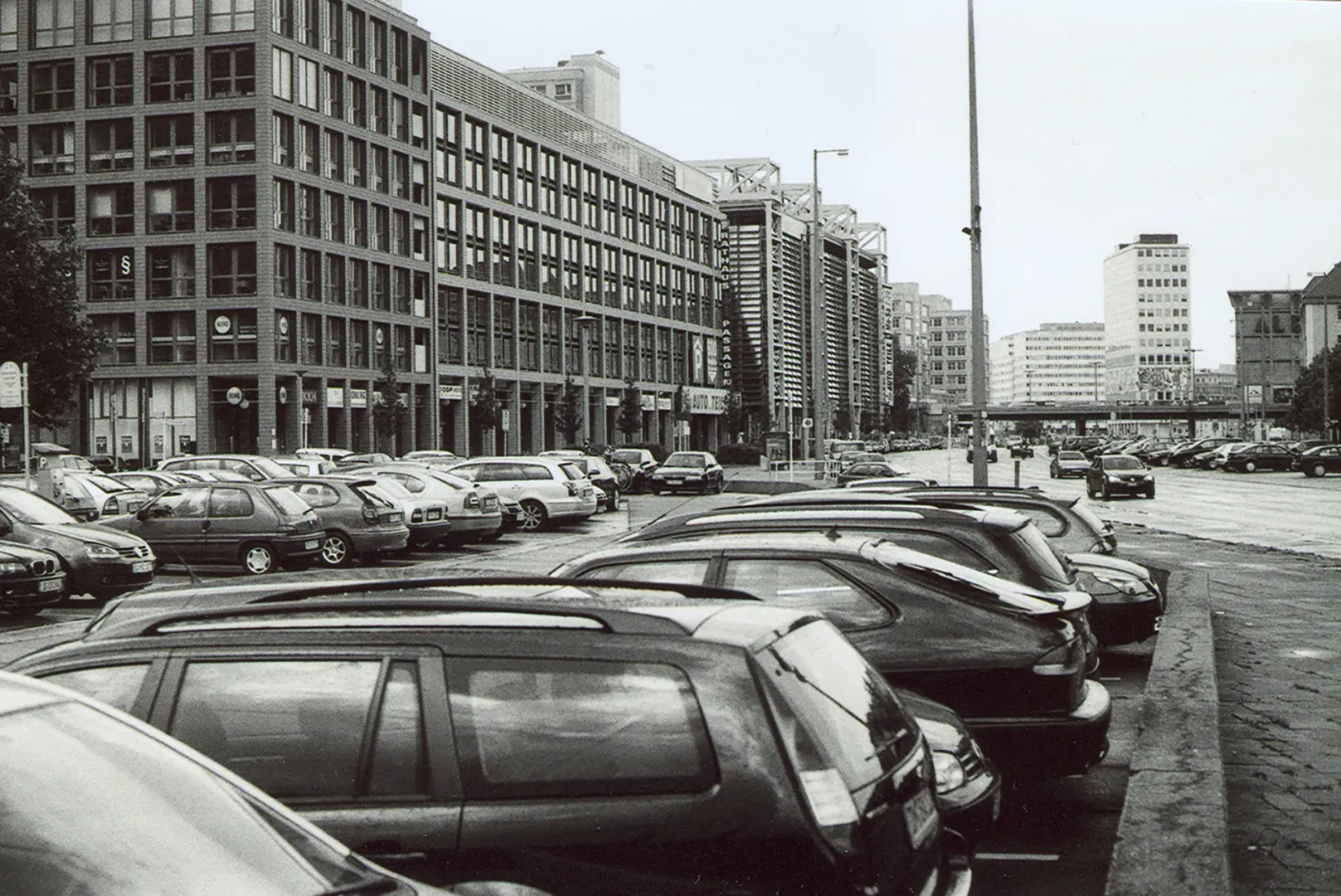 Investir dans une place de parking : pourquoi l’emplacement est déterminant