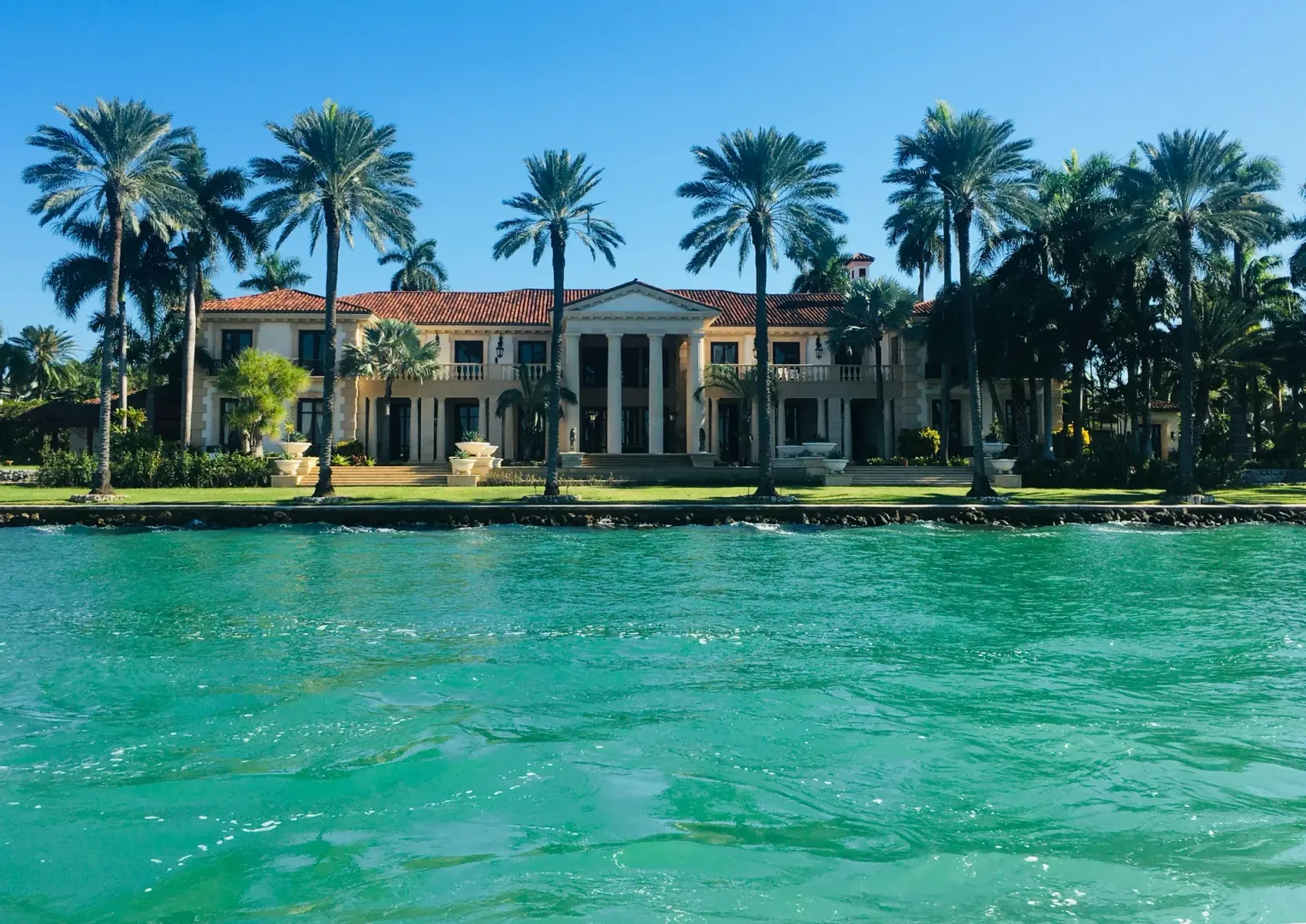 Immobilier de luxe à Palm Beach : villas détruites et fortunes visibles d’une élite exclusive