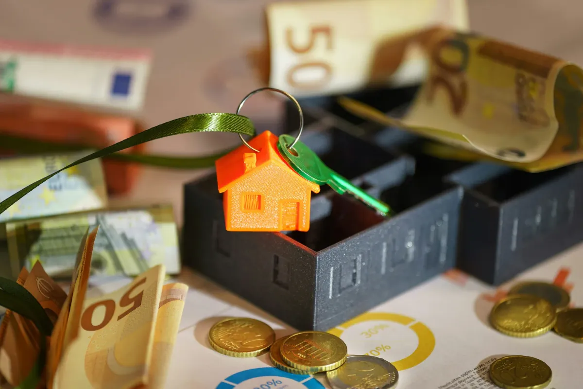 Clé, piéces et billets