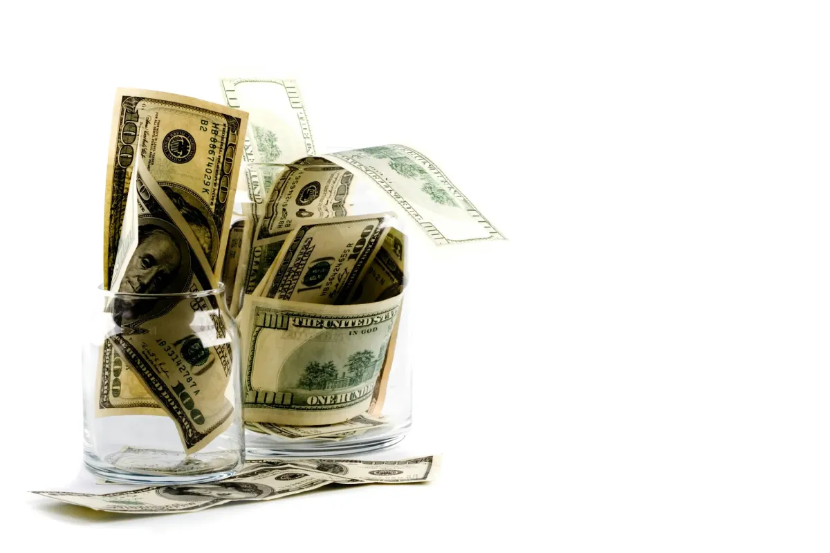 Billets de dollars dans des verres 