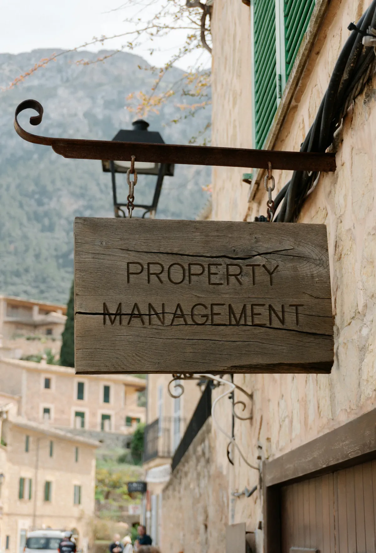Pancarte en bois property management 