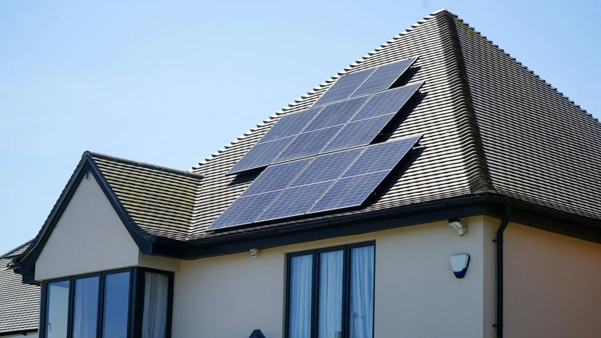 Maison avec panneaux solaires 