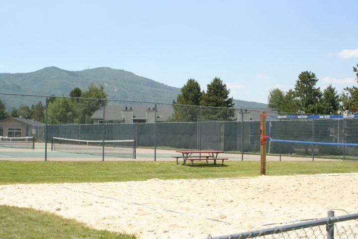 Photo of tennis court at Walton Village