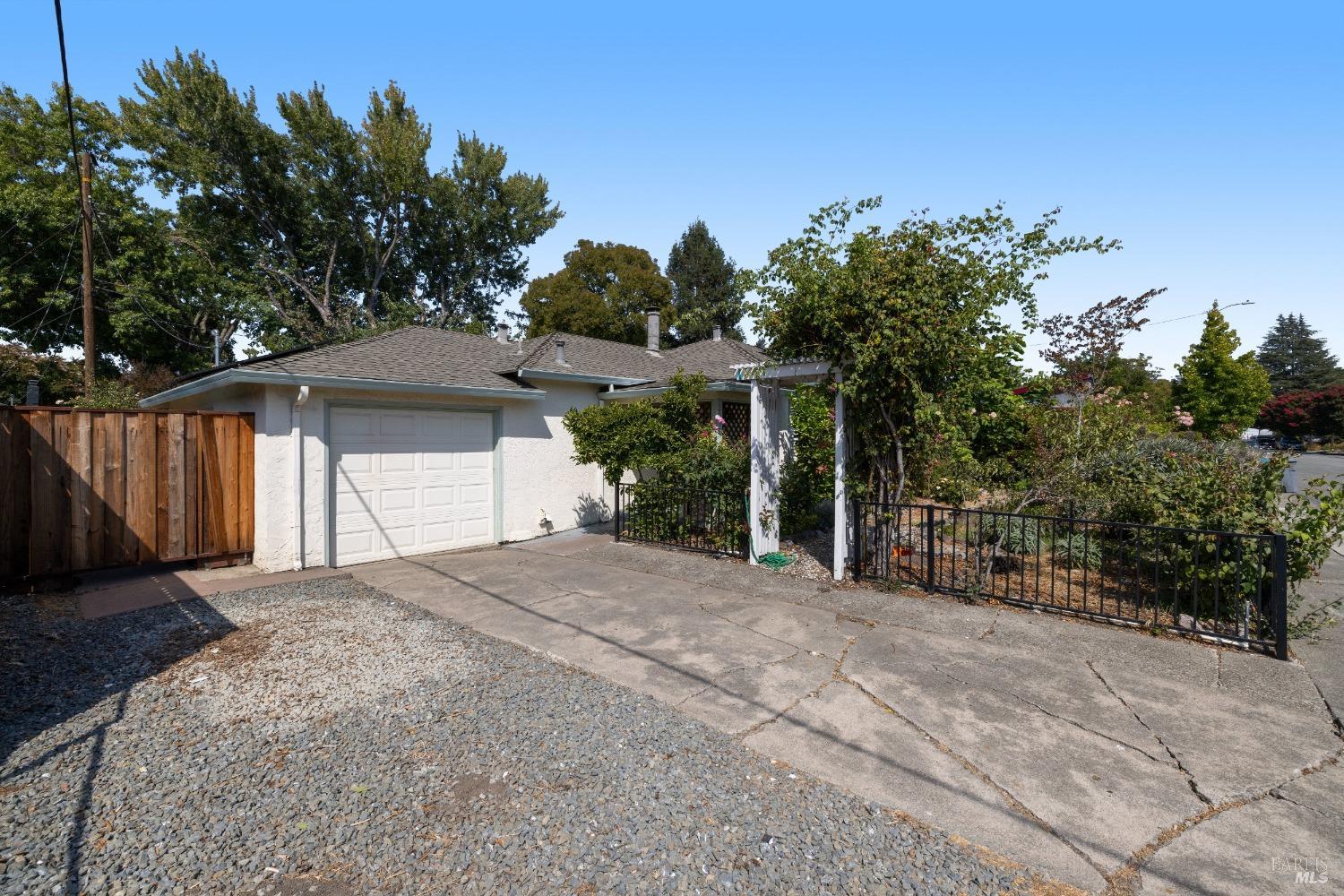 1718 Las Pravadas Court, Santa Rosa, CA 95409