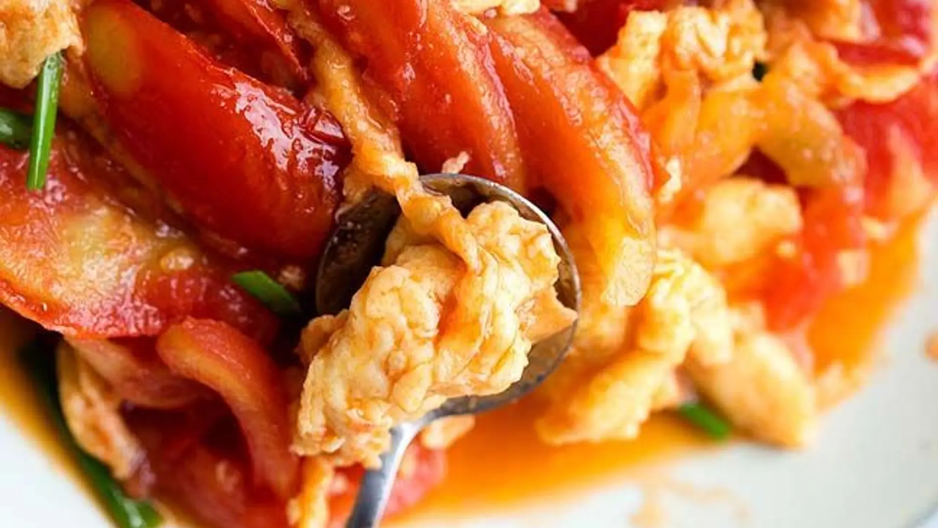Cách trang trí và thêm hương vị cho món trứng cá sốt cà chua như thế nào?
