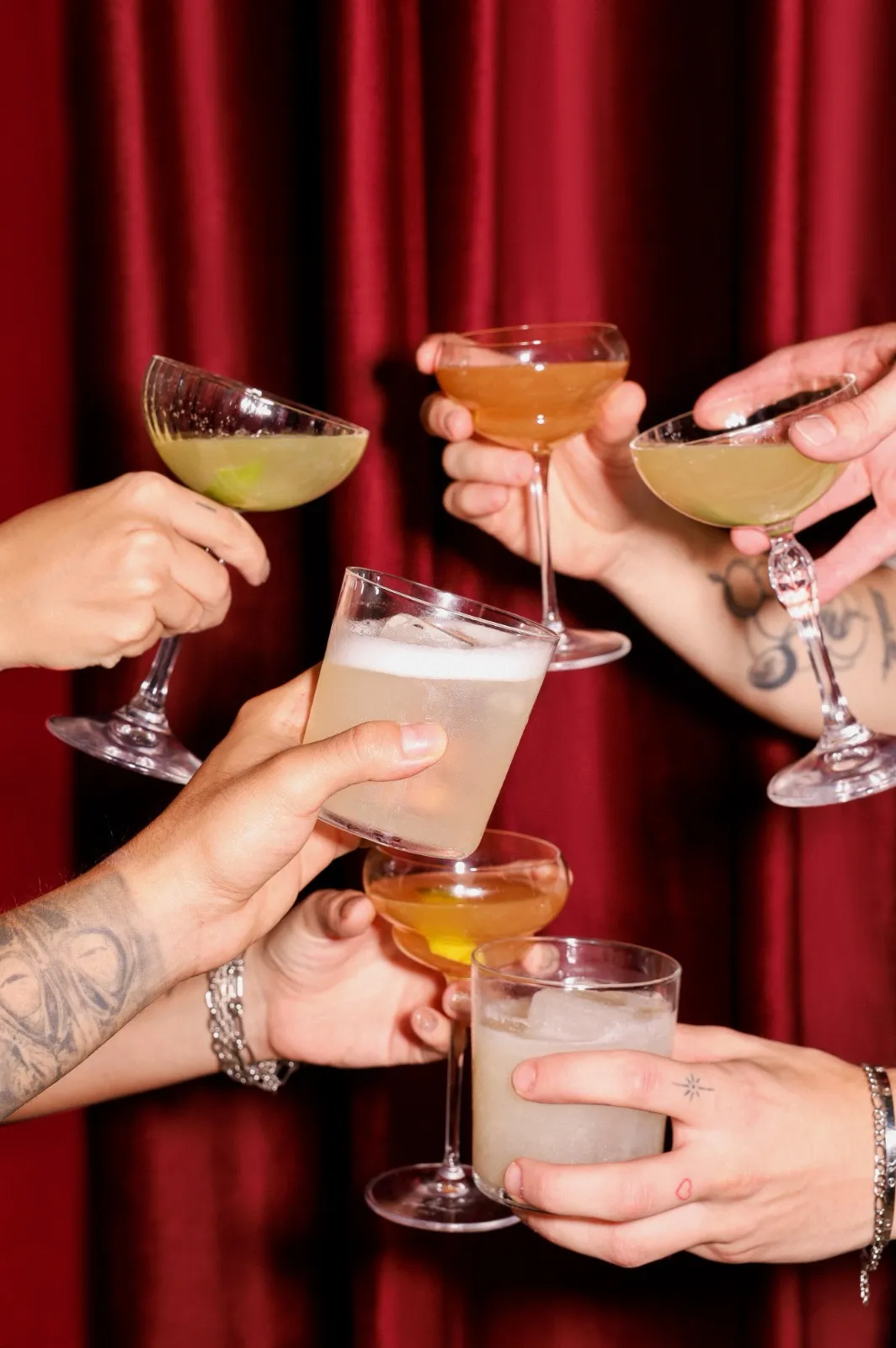 Celebra el mes de amor y amistad con una exclusiva ruta de cócteles en Medellín