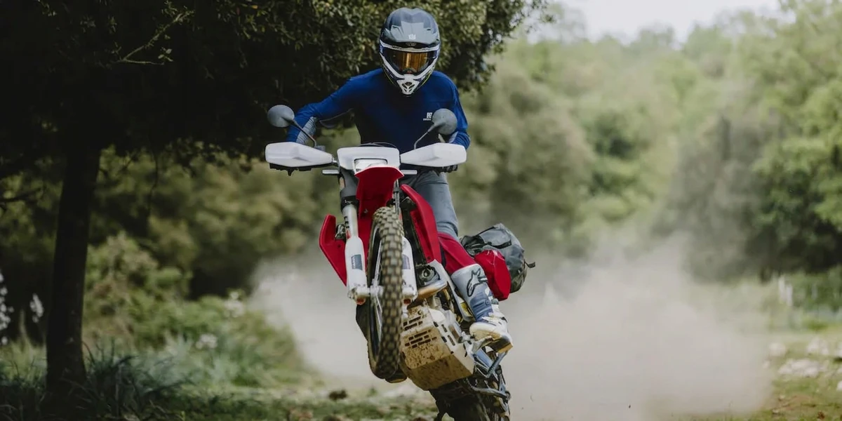 El auge del motociclismo en Colombia impulsa experiencias de enduro con Husqvarna