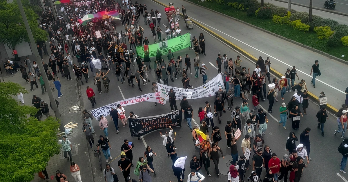 Desde la sala de crisis de la Casa de Nariño, el Gobierno siguió la primera gran jornada de protestas en su contra bajo el nuevo decreto 1525