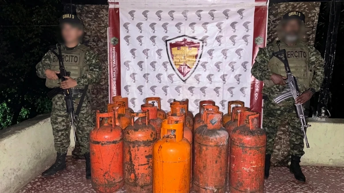 Ejército incauta 16 cilindros con explosivos en la Troncal de Urabá, en Dabeiba, y frustra posibles atentados del Clan del Golfo