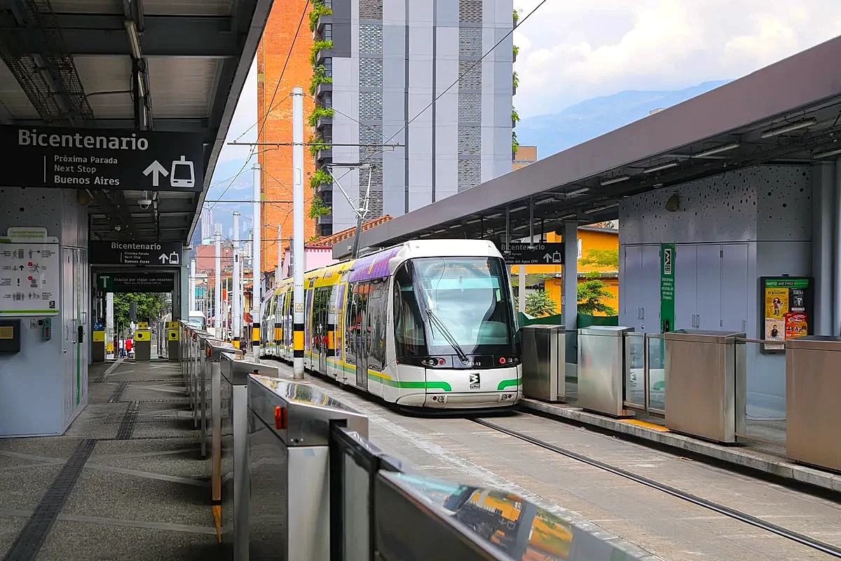 El tranvía de Medellín cumple una década conectando territorios y transformando la movilidad urbana