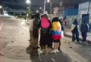 Encapuchados bloquearon la calle 26 hasta altas horas de la noche, obligaron a suspender servicio de TransMilenio en Bogotá