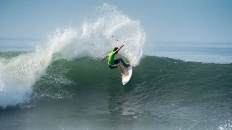 Chávez surfea de Mundial de Surf