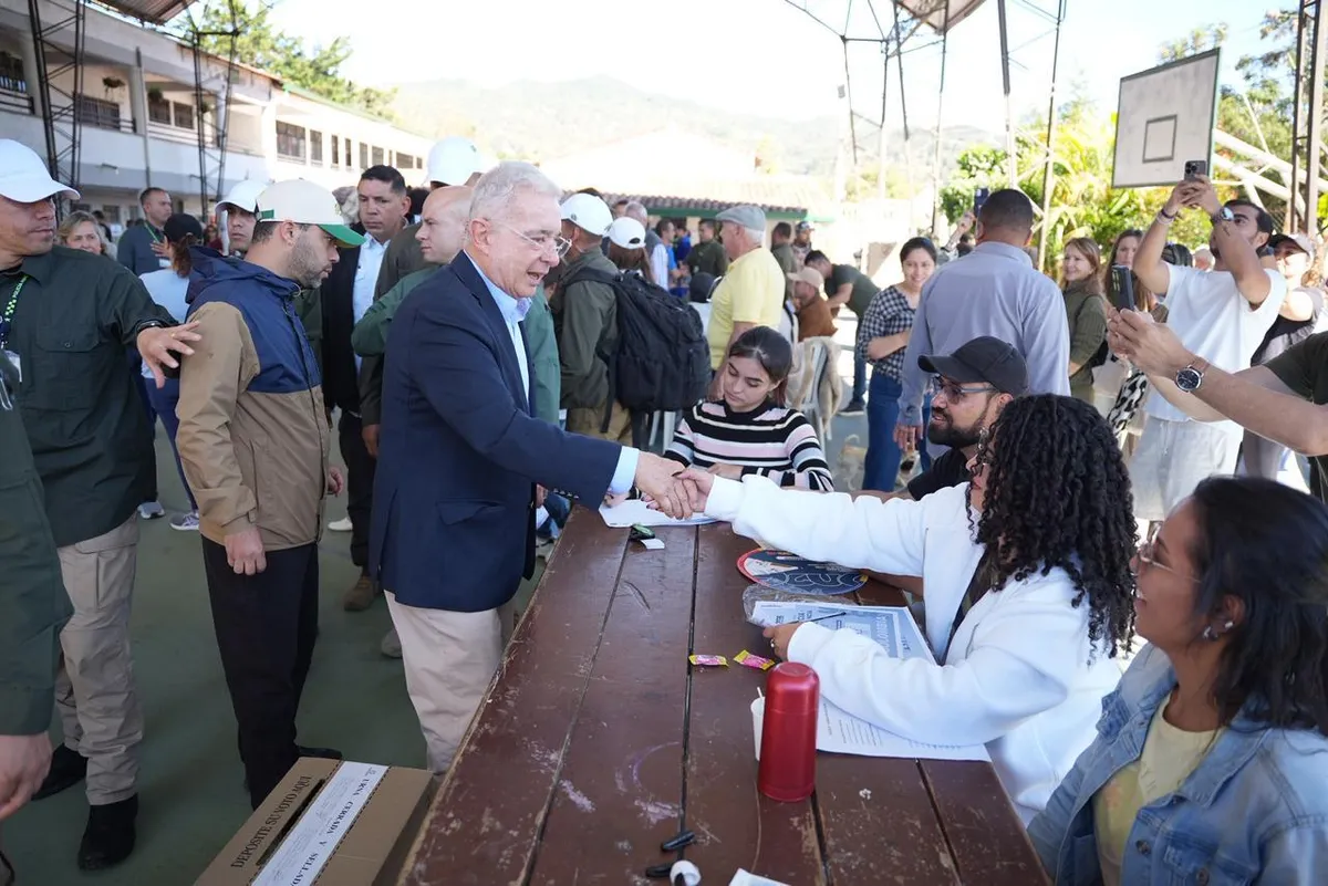 Elecciones 2026: expresidente Uribe ejerció su derecho al voto acompañado de Paloma Valencia