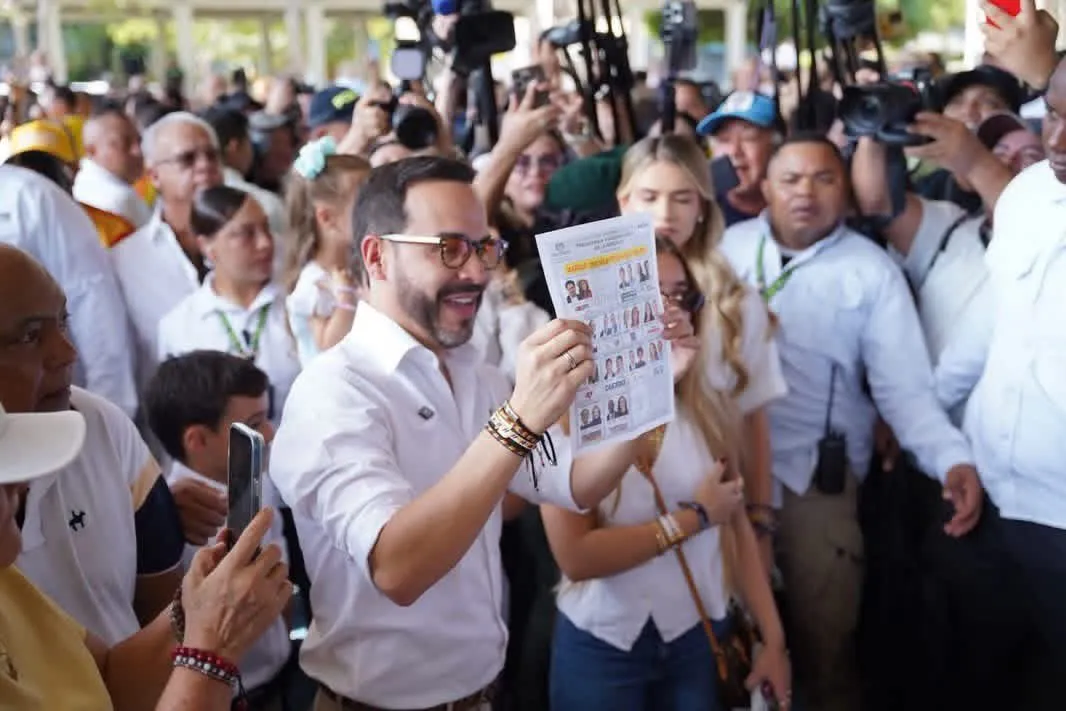 Abelardo de la Espriella ya votó en Barranquilla y reiteró llamado a participar en las elecciones presidenciales
