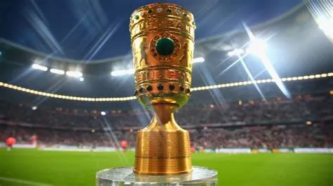 Caos en la Copa de Alemania dejó 35 policías heridos y más de 50 aficionados afectados