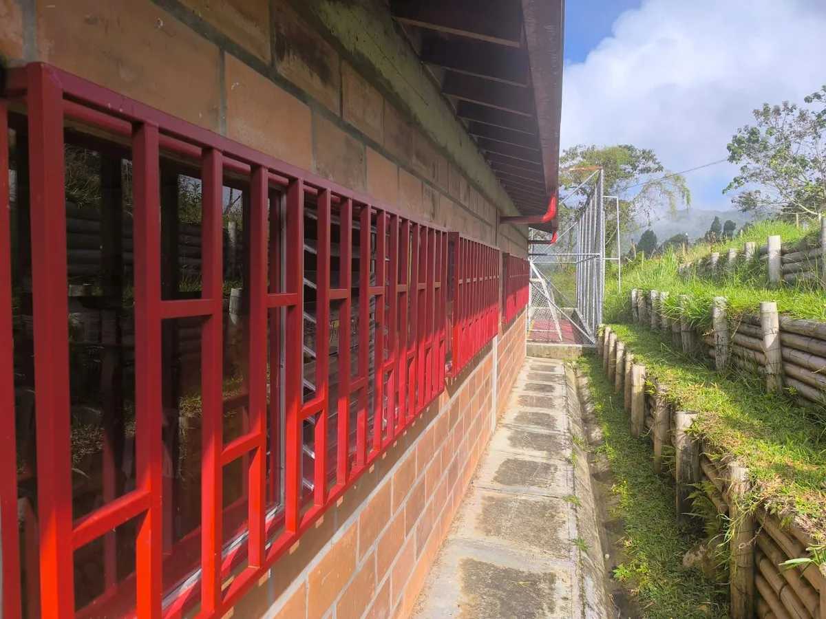 Alcaldía de El Santuario está adelantando mejoras en colegios urbanos y rurales