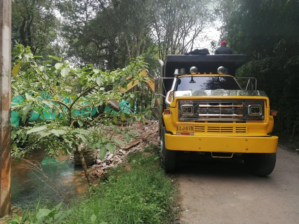 Guarne demolió casetas de residuos en zonas rurales por riesgos ambientales y estructurales