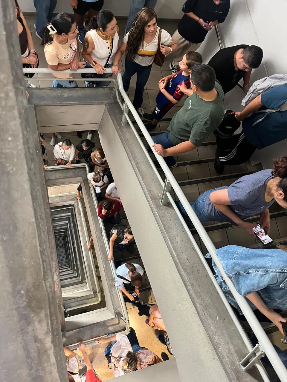 Elecciones 2026: Votantes denunciaron demoras para acceder al puesto electoral instalado en el piso 11 del centro comercial San Diego en Medellín 