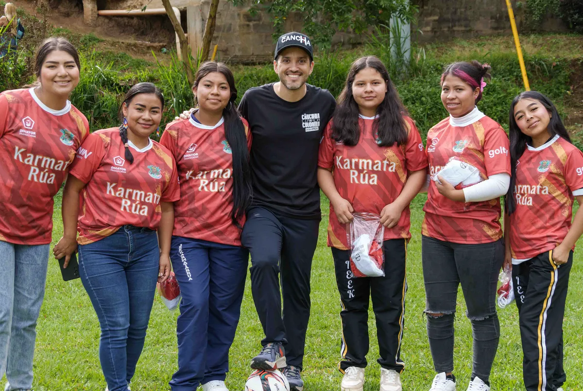 Óscar Cardona ha recorrido los 32 departamentos de Colombia para demostrar que el fútbol también construye comunidad y esperanza
