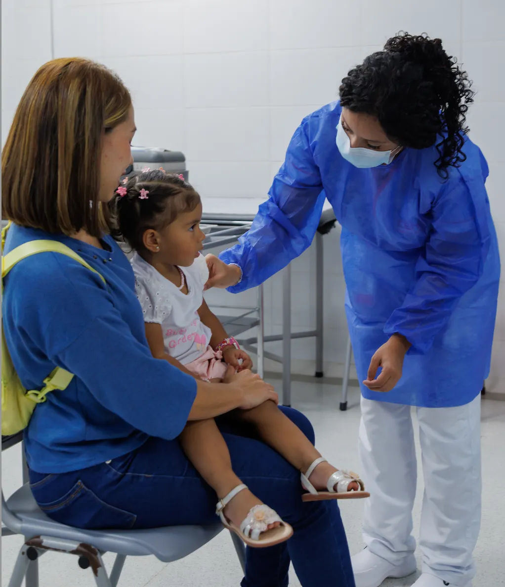 Comfama lanzó descuentos en vacunas y amplió horarios de atención para fortalecer la inmunización en Antioquia