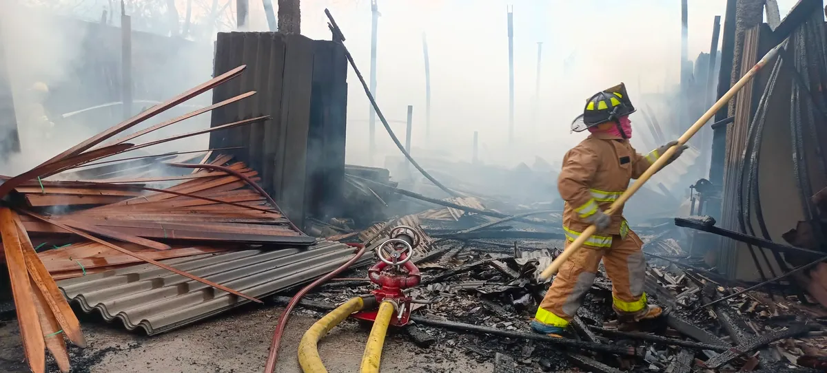 Bomberos están controlando en un 70 % incendio estructural en el barrio Las Granjas, en Bello Antioquia