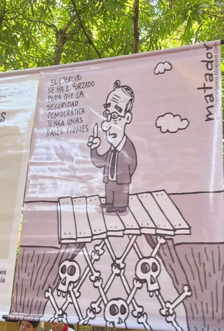Polémica en colegio de Sincelejo por exhibición de mensajes políticos contra expresidente Álvaro Uribe