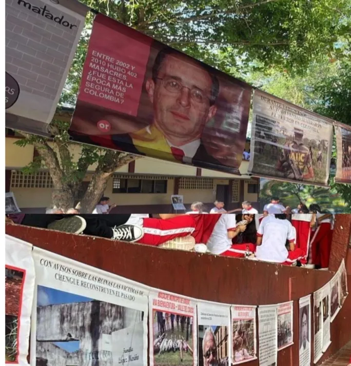 Polémica en colegio de Sincelejo por exhibición de mensajes políticos contra expresidente Álvaro Uribe