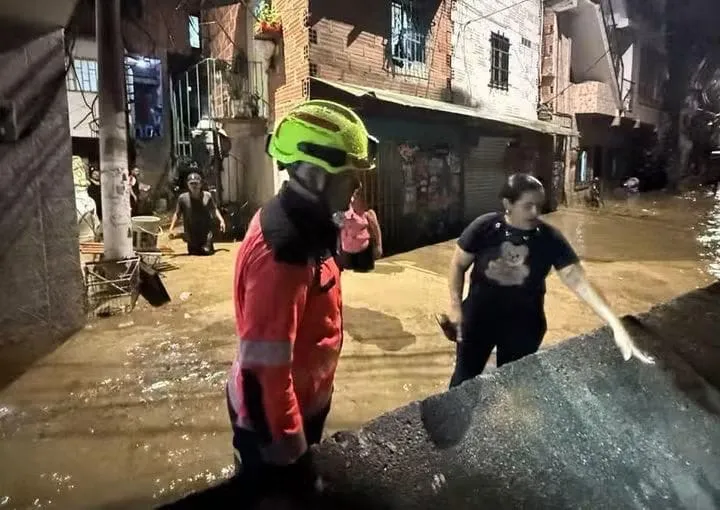 Medellín en alerta: la Iguaná no durmió tras el fuerte aguacero. Noche de limpieza en todos los municipios del Valle de Aburra