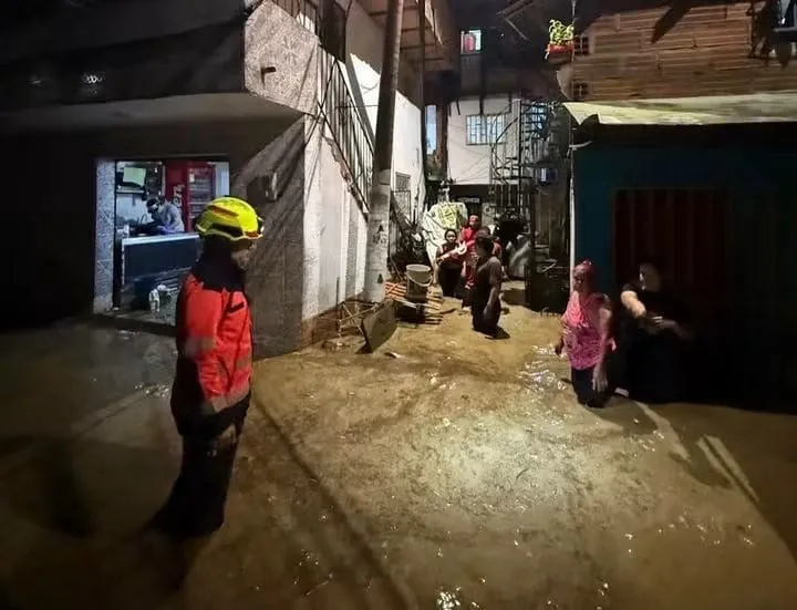 Medellín en alerta: la Iguaná no durmió tras el fuerte aguacero. Noche de limpieza en todos los municipios del Valle de Aburra