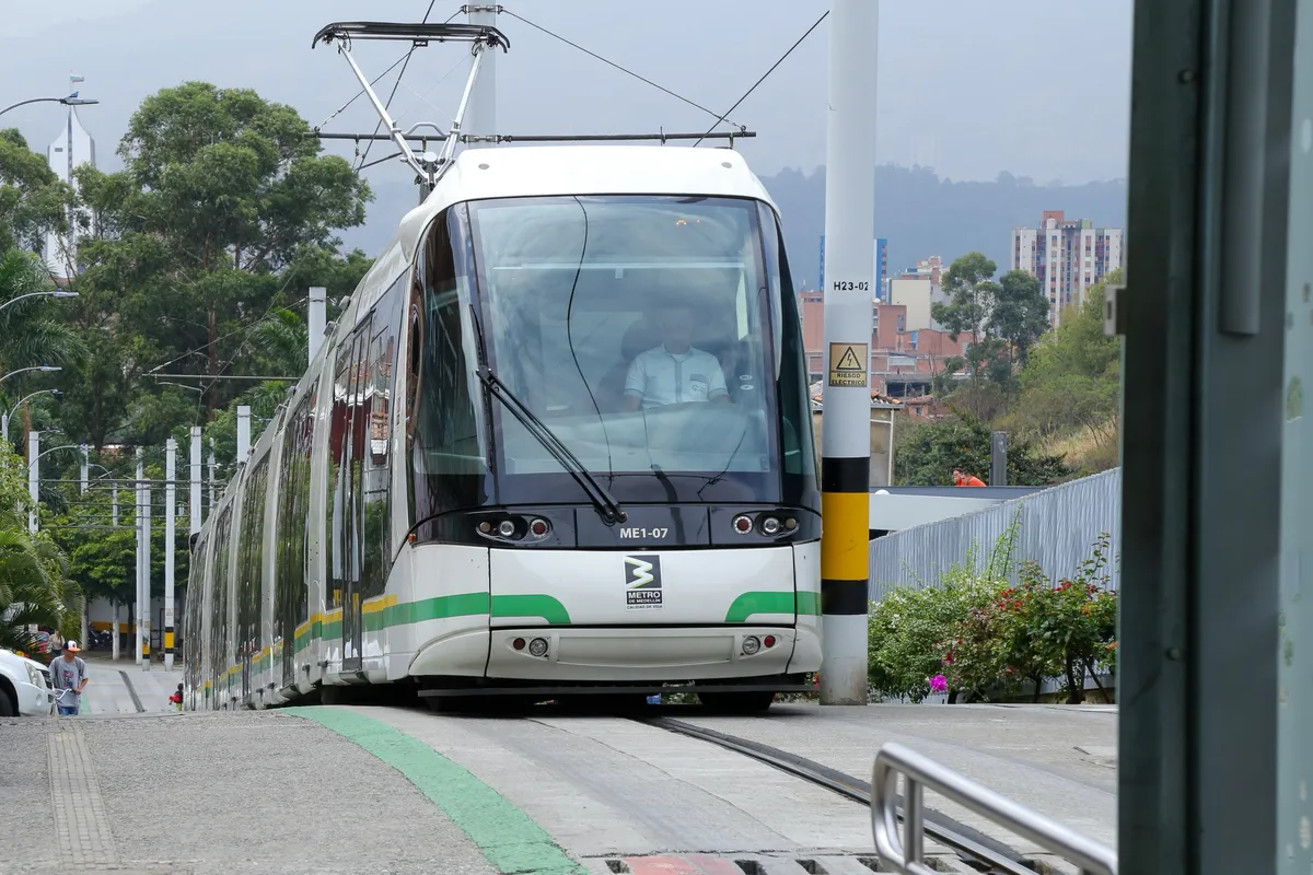 El tranvía de Medellín cumple una década conectando territorios y transformando la movilidad urbana