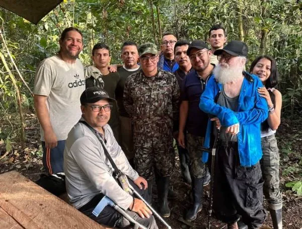 Guerrilleros y exconvictos armados en hostigamiento contra Expresidente, Álvaro Uribe Vélez. Crece la polémica 