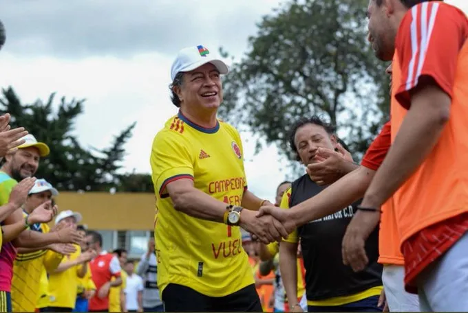 Cepeda cuestionó el uso de la camiseta de la Selección y las redes le recordaron los antecedentes de Petro. Abelardo también le respondió