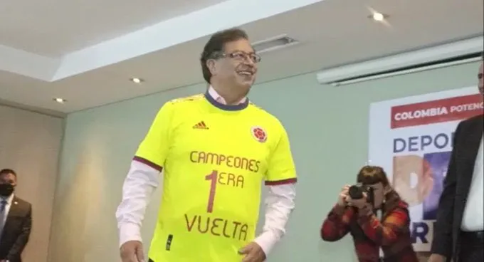 Cepeda cuestionó el uso de la camiseta de la Selección y las redes le recordaron los antecedentes de Petro. Abelardo también le respondió