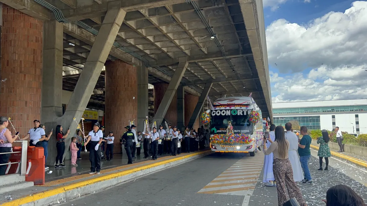 Terminales Medellín conmemoró el Día del Conductor con una jornada de fe y reconocimiento; más de 60 vehículos participaron en la caravana